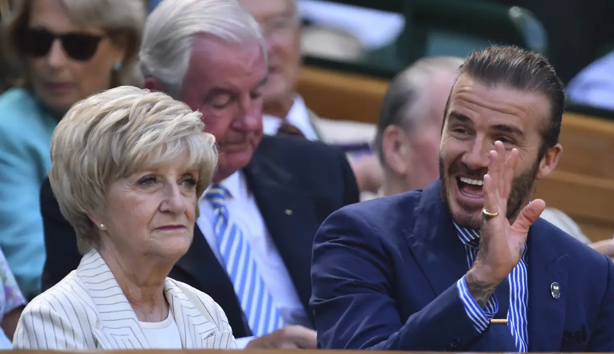 Beckham tampak ramah dan menyapa penggemarnya saat menonton pertandingan turnamen tenis Wimbledon di London, Inggris. (AFP/Glyn Kirk)