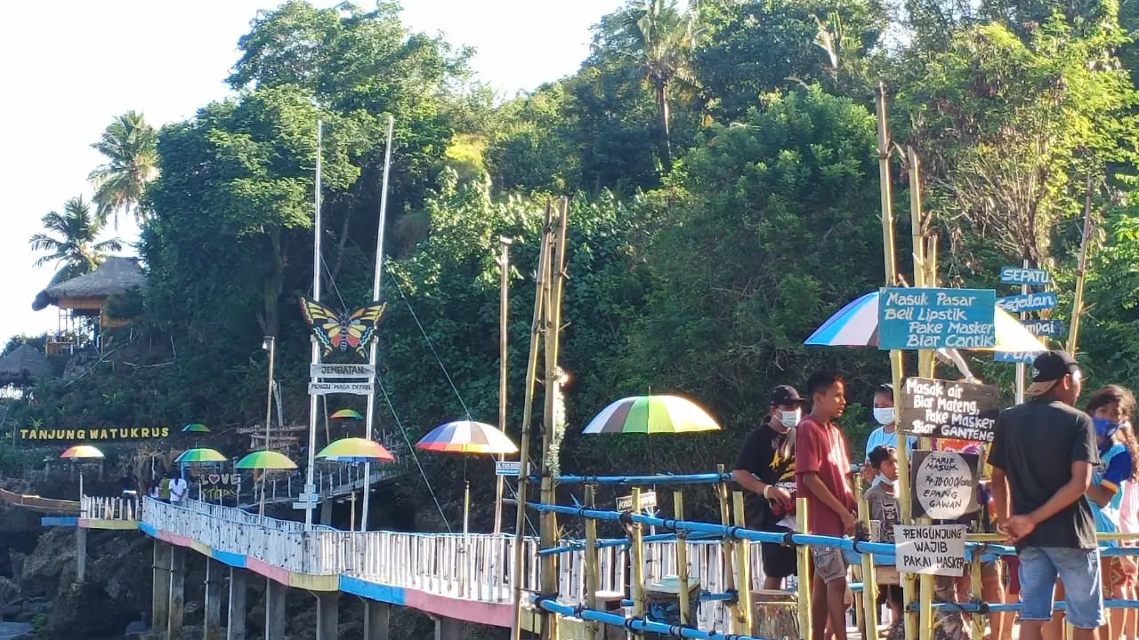 Destinasi wisata Tanjung Watukrus, dikunjungi wisatawan lokal. (Liputan6.com/ Dionisius Wilibardus)