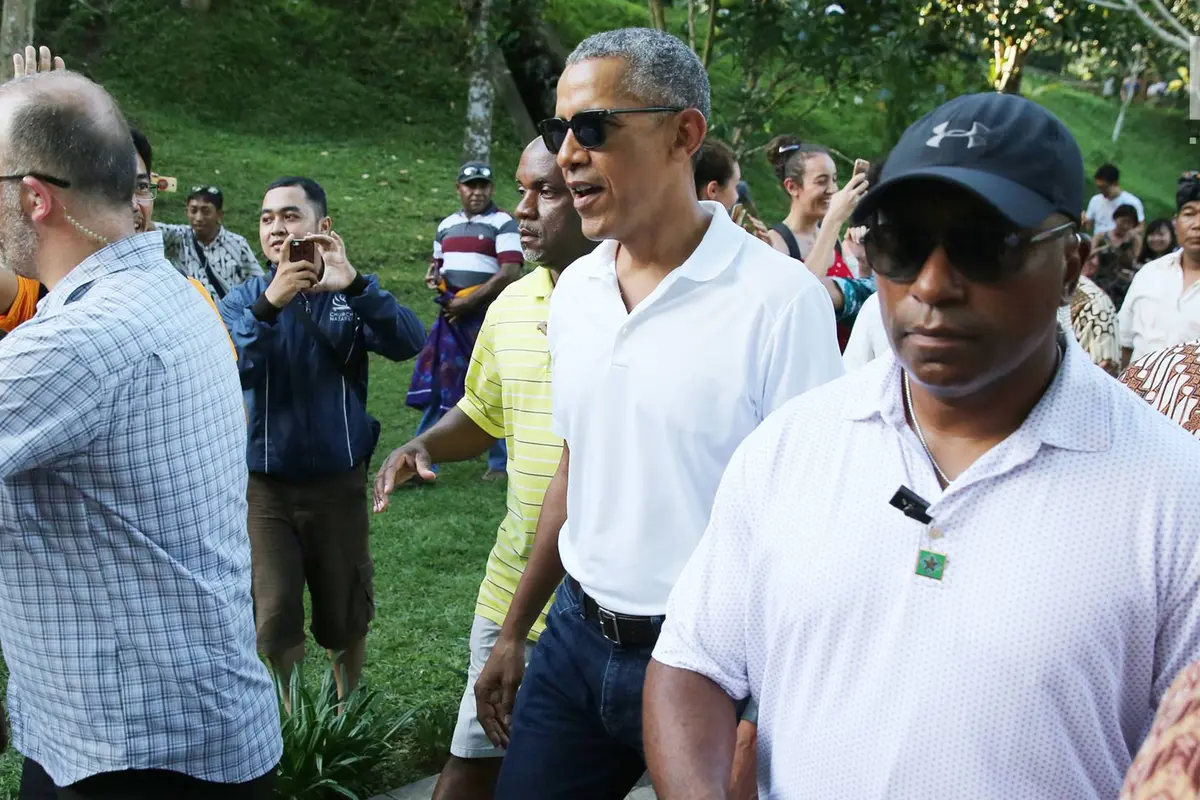 Gaya Obama saat Kunjungi Pura Tirta Empul