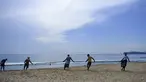 Para nelayan Sri Lanka menarik jaring ikan di pantai di Trincomalee (5/5). Trincomalee adalah kota pelabuhan di bagian timur Sri Lanka. (AFP Photo/Ishara S Kodikara)