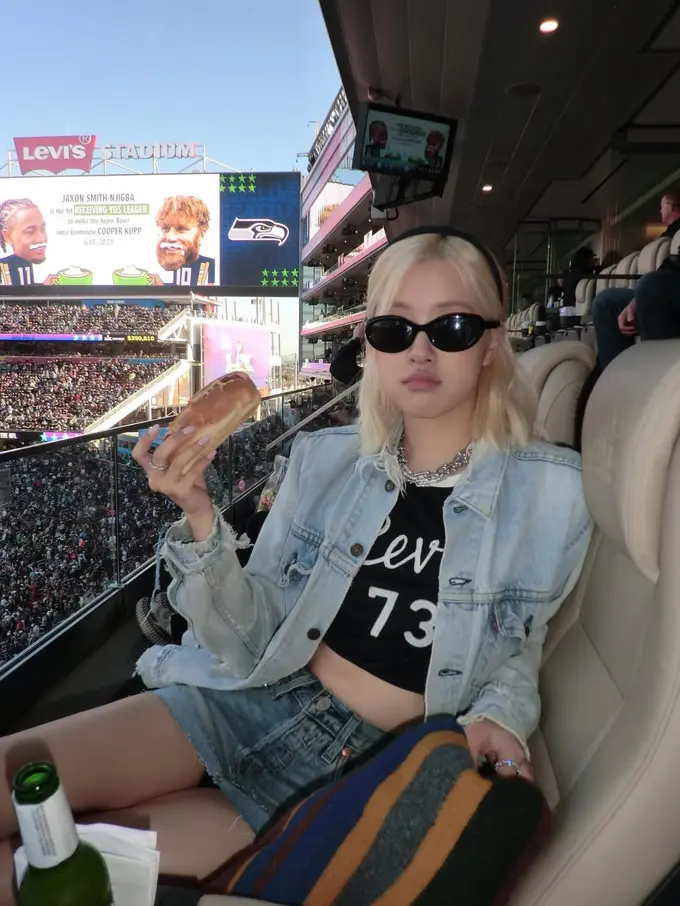 Gaya Slay Rose BLACKPINK Nonton Super Bowl 2026 dengan Busana Minimalis