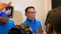 Gubernur Jawa Barat Ridwan Kamil usai menghadiri acara Press Conference Pocari Sweat Run Indonesia 2023 di The Langham Jakarta, pada Minggu (5/2/2023). (Liputan6.com/Melinda Indrasari)