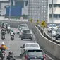 Rambu larangan melitas untuk sepeda motor di JLNT Casablanca, Jakarta, Kamis (23/4). Meski ada rambu larangan melintas, sejumlah pengedara motor tetap nekat melintasi jalan layang tersebut. (Liputan6.com/Yoppy Renato)