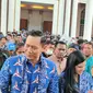 Ketua Umum Partai Demokrat AHY usai menghadiri kampanye perdana tahun 2024 di Cirebon. Foto (Liputan6.com / Panji Prayitno)