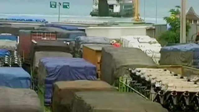 Antrean Panjang Pemudik Natal di Merak