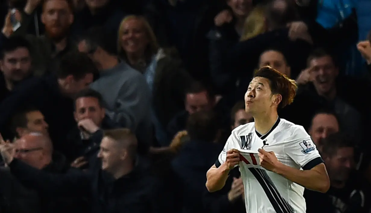 Penyerang Tottenham, Heung Min Son melakukan selebrasi usai mencetak gol kegawang Chelsea pada lanjutan liga Inggris  di Stamford Bridge, London, (3/5). Chelsea bermain imbang dengan Tottenham dengan skor 2-2. (Reuters/Dylan Martinez)