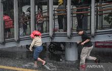 BMKG: Sirkulasi Siklonik di Samudra Hindia dan Laut Banda Picu Hujan Lebat di Indonesia