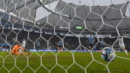 Pemain Inggris U-20, Alfie Devine (ketiga kiri) mencetak gol ke gawang Uruguay U-20 pada pada lanjutan Grup E Piala Dunia U-20 2023 di Estadio Ciudad de La Plata, Argentina, Jumat (26/05/2023) WIB. Laga dimenangkan oleh Inggris dengan skor 3-2. (AP Photo/Gustavo Garello)