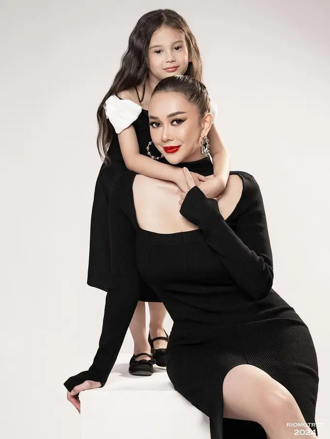 Aura Kasih dan anak (Instagram/aurakasih)