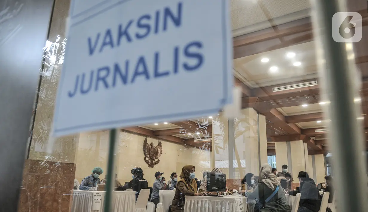 Tim medis saat memeriksa riwayat kesehatan peserta jurnalis sebelum mengikuti vaksinasi Covid-19 di Balai Kota, Jakarta, Senin (29/3/2021). Vaksinasi ini dimulai pada 24 Maret 2021 hingga 15 April 2021 untuk dosis pertama dengan target 400 orang per hari. (merdeka.com/Iqbal S. Nugroho)