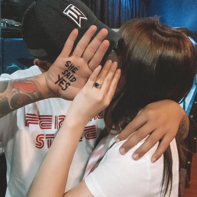 Potret Manis Angela Lee Bersama Suami Sebelum Dikabarkan Cerai