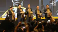 Presiden Joko Widodo (tengah) bersama Ketum Himpunan Pengusaha Muda Indonesia (HIPMI), Bahlil Lahadalia (kedua kanan) memainkan alat musik khas Papua selama Musyawarah Nasional XVI HIPMI di Hotel Sultan, Jakarta, Senin (16/9/2019). (Liputan6.com/Angga Yuniar)