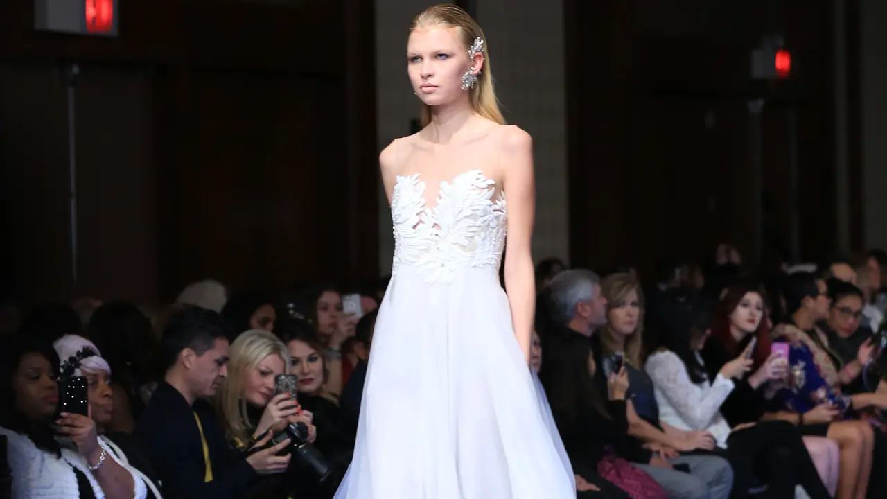 Desainer Mety Choa dengan labelnya bernama Maison Met berpartisipasi di ajang New York Couture Fashion Week 2017 dengan tema Blanc.