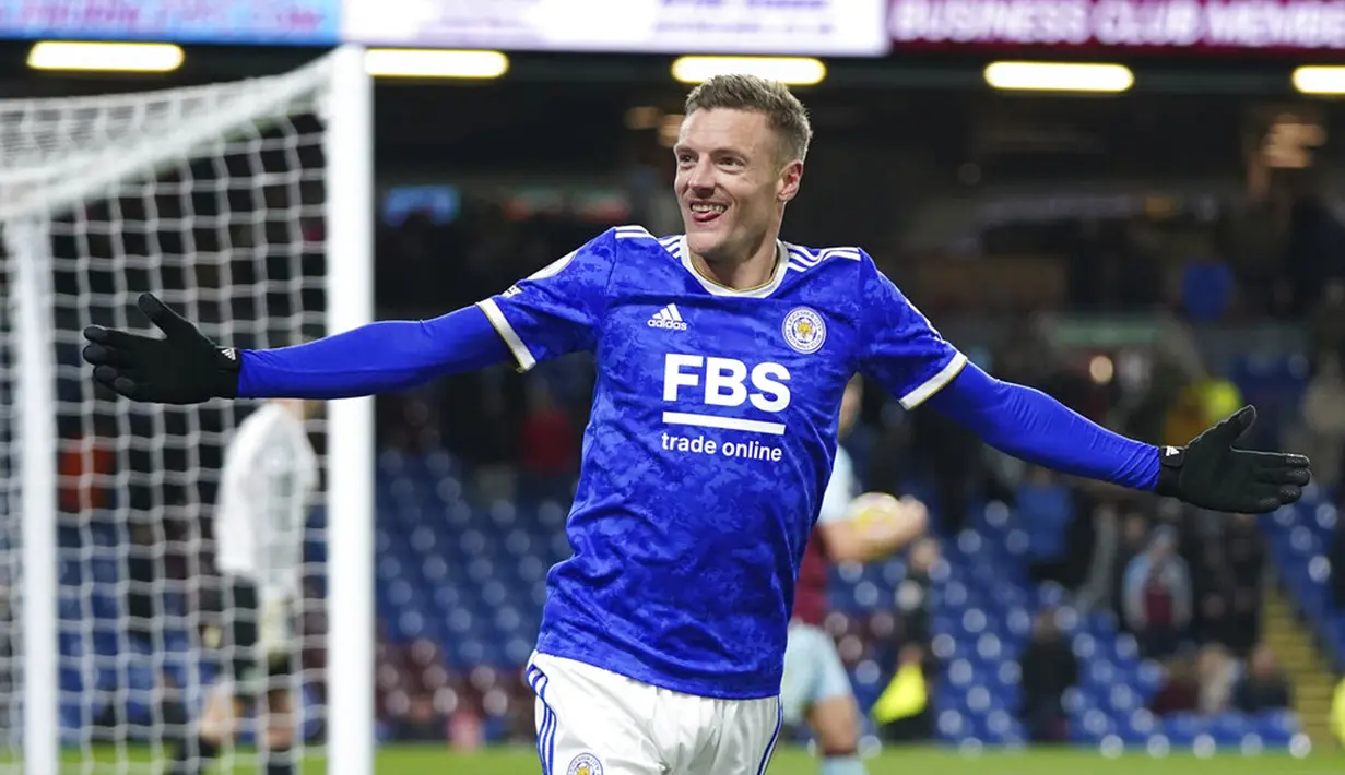 Pemain Leicester City Jamie Vardy melakukan selebrasi usai mencetak gol ke gawang Burnley pada pertandingan Liga Inggris di Stadion Turf Moor, Burnley, Inggris, 1 Maret 2022. Leicester City menang 2-0. (AP Photo/Jon Super)