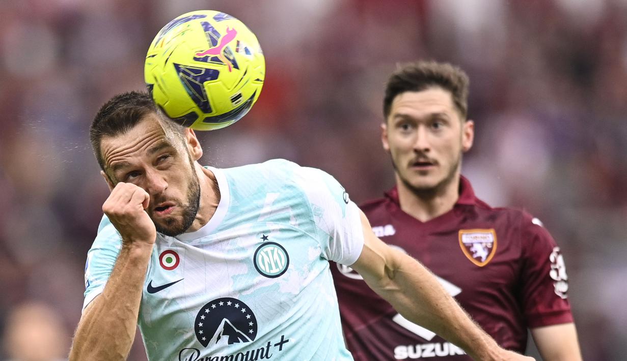 Pemain Inter Milan, Stefan de Vrij, menyundul bola saat melawan Torino pada laga Liga Italia di Stadion Olympic, Turin, Sabtu (3/6/2023). (Fabio Ferrari/LaPresse via AP)