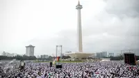 Massa aksi damai 2 Desember melaksanakan salat Jumat di Monas, Jakarta, Jumat (2/12). Meski hujan mengguyur, massa tetap bertahan di saf masing-masing dan melangsungkan salat Jumat bersama-sama. (Liputan6.com/Faizal Fanani)