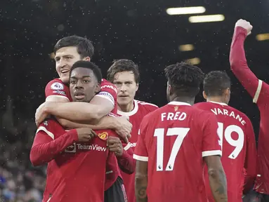 Penyerang Manchester United, Anthony Elanga (kiri) berselebrasi dengan rekan setimnya setelah mencetak gol ke gawang Leeds United pada pertandingan lanjutan Liga Inggris di Stadion Elland Road di Leeds, Inggris, Minggu (20/2/2022). MU menang atas Leeds United 4-2. (AP Photo/Jon Super)