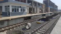 Nampak Gagah. Kontruksi bangunan baru Stasiun Garut Kota, terlihat kekar dan kuat, Meskipun belum selesai, namun penampakannya mulai menunjukan wujud bangunan yang megah dalam menunjang transportasi warga Garut, Jawa Barat. (Liputan6.com/Jayadi Supriadin)