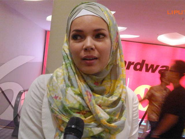 Berhijab Dewi Sandra Grogi Di Atas Panggung Showbiz Liputan6 Com