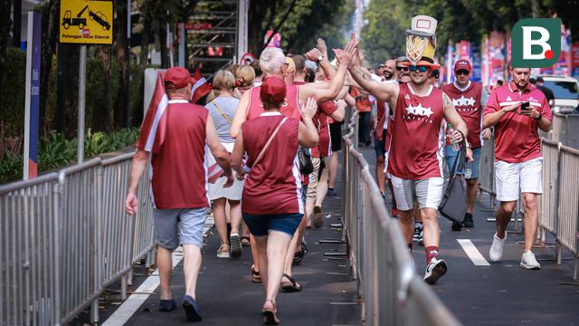 Foto: Pernak-pernik Unik Suporter Latvia pada Laga Perdana Piala Dunia FIBA 2023 di Indonesia