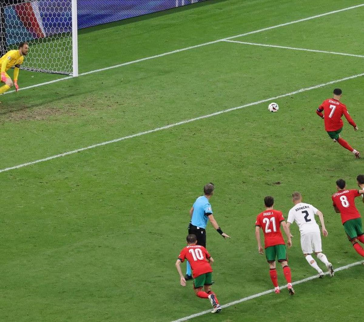Hanya saja, tendangan Cristiano Ronaldo ke sisi kanan gawang berhasil dibaca dan digagalkan oleh Jan Oblak.