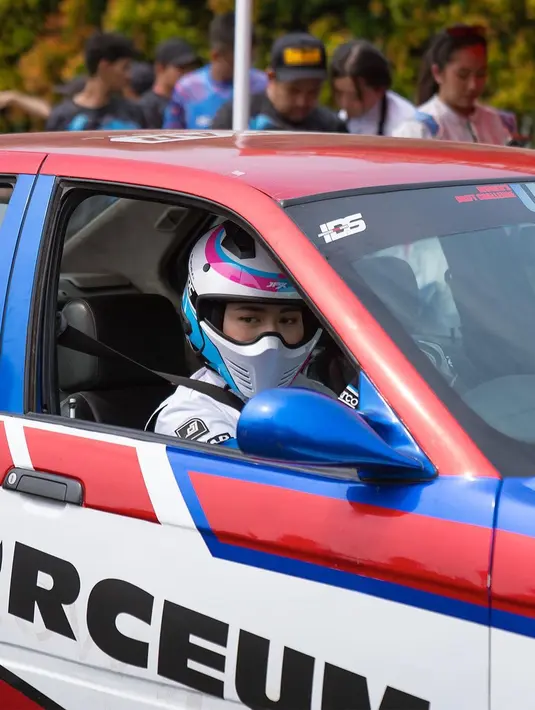 Nathalie Holscher terlihat garang saat berada di balik setir mobil modifikasi [@nathalieholscher]