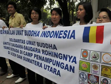 Perwakilan umat Buddha melakukan Aksi Damai di depan Kedubes Myanmar, Jakarta, Senin (25/5/2015). Kemenlu RI mengatakan, Pemerintah Myanmar akan berusaha semaksimal mungkin untuk mencegah aksi eksodus massal etnik Rohingya. (Liputan6.com/Johan Tallo)