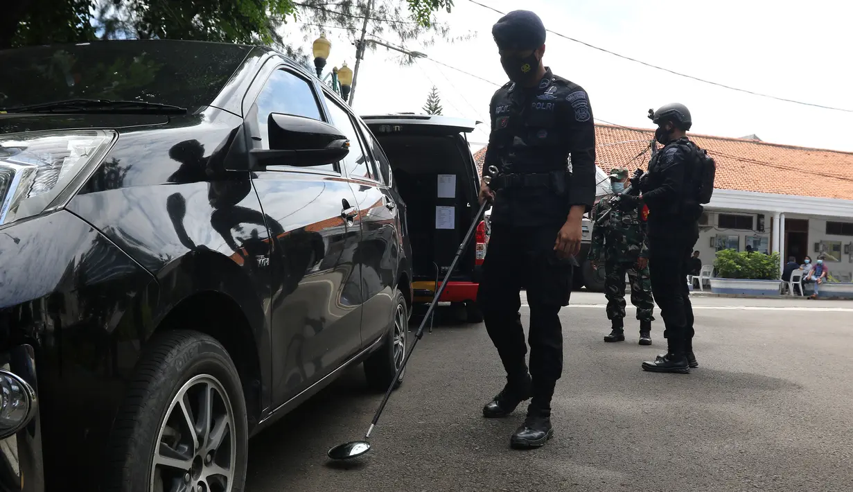 Petugas keamanan melakukan pengamanan dan sterilisasi saat perayaan Paskah di Gereja Immanuel, Jakarta, Jumat (2/4/2021). Pengamanan diperketat untuk mengatisipasi aksi teror menyusul adanya serangkaian teror dalam sepekan terakhir. (Liputan6.com/Herman Zakharia)