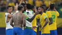 Pemain Brasil Neymar (kanan) dan Gabriel Barbosa merayakan kemenangan atas Uruguay pada pertandingan kualifikasi Piala Dunia 2022 di Arena da Amazonia, Manaus, Brasil, Kamis (14/10/2021). Brasil menang 4-1. (AP Photo/Andre Penner)