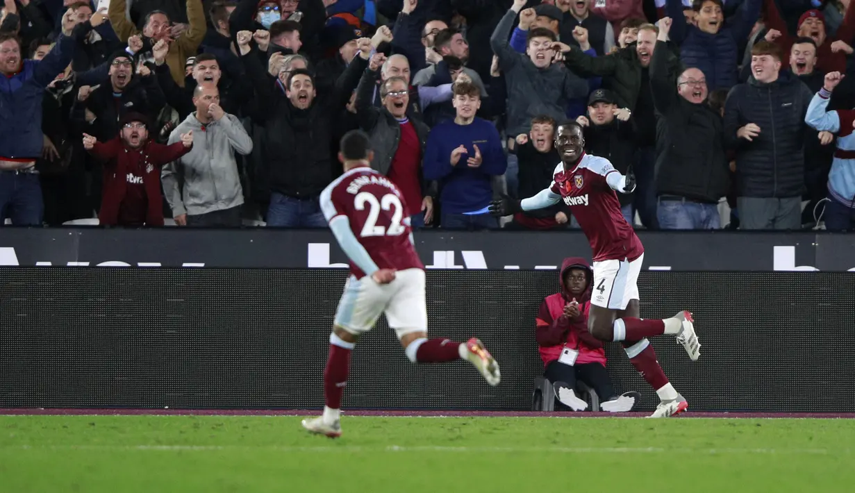 Bek West Ham United, Kurt Zouma (kanan) berselebrasi usai mencetak gol ke gawang Liverpool pada pertandingan lanjutan Liga Inggris di stadion London (8/11/2021). West Ham menang tipis atas Liverpool 3-2. (AP Photo/Ian Walton)