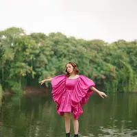 Intip detail gaya Adhisty Zara dalam pemotretan baru di tepi danau. (Instagram/winstongomez).