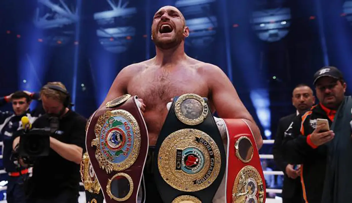 10. Petinju Tyson Fury menang angka atas Wladimir Klitschko pada perebutan gelar juara kelas berat WBA, IBF, IBO dan WBO. Kemenangan petinju Inggris itu mengejutkan karena sebelumnya tidak diunggulkan. (Dailymail.co.uk)