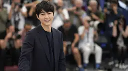 Song Joong-ki berpose dalam sesi photo call untuk film Hopeless di Festival Film Cannes 2023. Ini merupakan debut perdananya di festival bergengsi tersebut. (AP Photo/Daniel Cole)