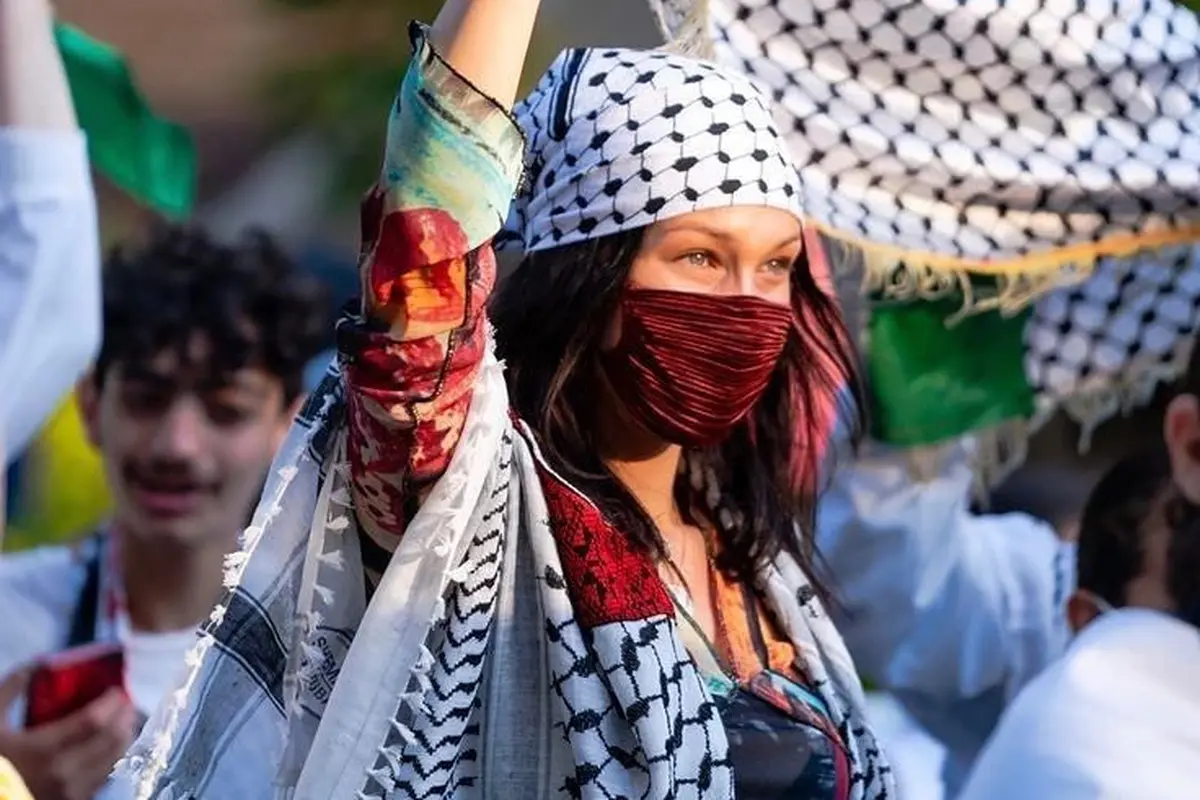 Bella Hadid Bela Palestina, Outfit Kecenya Saat Turun ke Jalan Dua Tahun Lalu Kembali Disorot