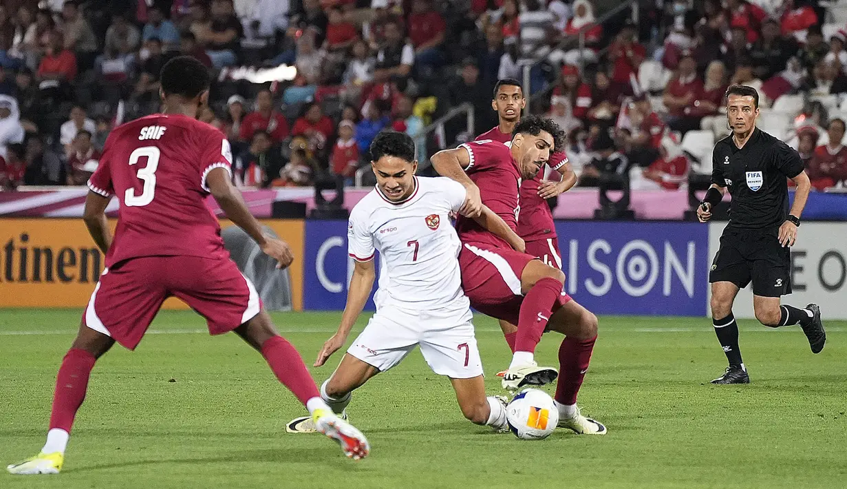 Pemain Timnas Indonesia U-23, Marcelino Ferdinan, berusaha melewati pemain Qatar U-23 pada laga Piala Asia U-23 2024 di Stadion Jassim Bin Hamad, Doha, Qatar, Senin (15/4/2024). Garuda Nusantara tumbang dengan skor 2-0. (Dok.PSSI)