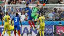Duel udara yang dimenangkan Olivier Giroud saat laga perdana Euro 2016 antara Prancis versus Rumania di Stade de France, Prancis (11/6). Prancis menang dengan skor 2-1. (Reuters/ Darren Staples)