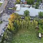 Kerabat dan teman menguburkan jenazah Diego Maradona sementara polisi menjaga penggemar di luar pemakaman Jardin de Bellavista di Buenos Aires, Argentina, Kamis, 26 November 2020.  (AP Photo / Rodrigo Abd)