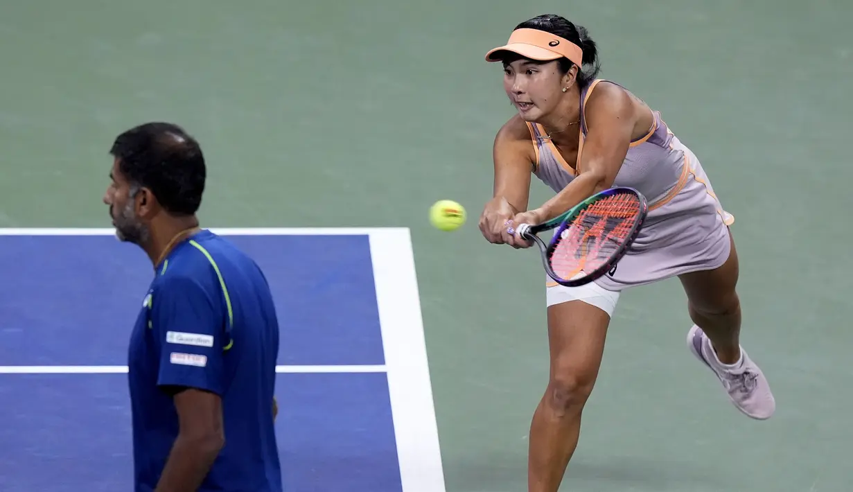 Petenis Indonesia, Aldila Sutjiadi (kanan) berpasangan dengan petenis India, Rohan Bopanna berusaha mengembalikan bola ke arah petenis ganda campuran Amerika Serikat, Taylor Townsend/Donald Young pada laga semifinal US Open 2024 yang berlangsung di di Stadion Louis Amstrong, New York, Amerika Serikat, Rabu (04/09/2024) WIB. (AP Photo/Eduardo Munoz Alvarez)