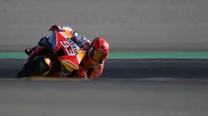 Pembalap Repsol Honda Marc Marquez memacu kecepatan sepeda motornya pada sesi latihan bebas balapan MotoGP Aragon 2022 di sirkuit Motorland di Alcaniz, Spanyol, Jumat (16/9/2022). MotoGP Aragon 2022 menandai comeback Marquez yang sempat absen empat bulan sejak kali terakhir mengaspal di MotoGP Italia di Sirkuit Mugello pada akhir Mei 2022. (PIERRE-PHILIPPE MARCOU / AFP)