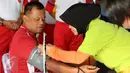 Panglima TNI Jenderal TNI Gatot Nurmantyo melakukan pemeriksaan tekanan darah sebelum mengikuti pertandingan eksebisi antara tim Eksekutif TNI vs PS Pemred di lapangan Mabes TNI Cilangkap, Jakarta, Jumat (21/10). (Liputan6.com/Risa Rahayu Kosasih)