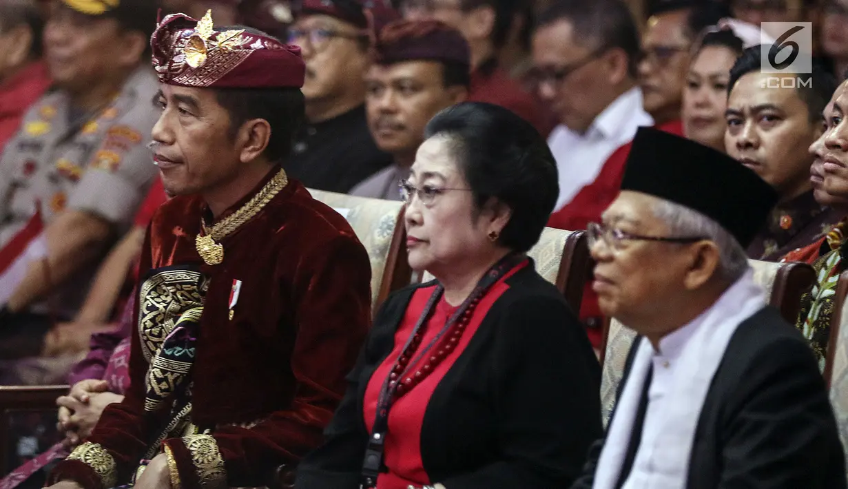 Presiden Joko Widodo bersama Ketua Umum PDIP, Megawati Soekarnoputri dan Wakil Presiden Terpilih Ma'ruf Amin saat menghadiri Kongres V PDIP di Grand Inna Beach, Sanur, Bali, Kamis (8/8/2019).  (Liputan6.com/Johan Tallo)