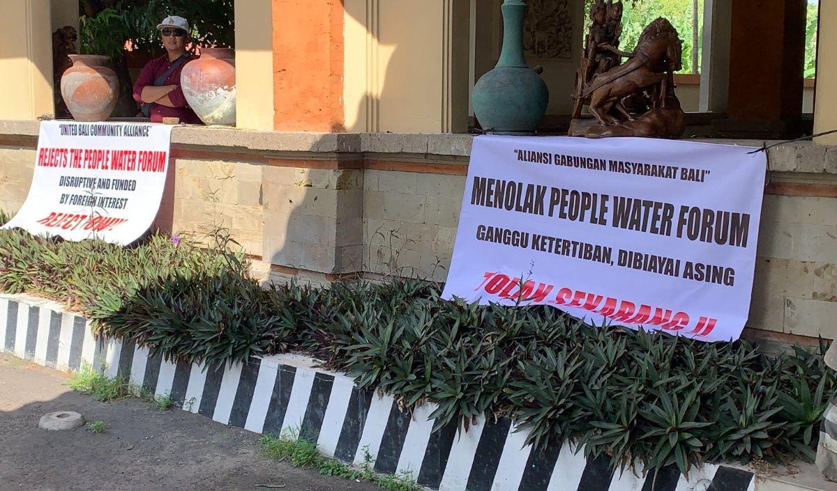 "Dan itu bukan hanya omongan di atas kertas tetapi benar-benar ditegakkan yaitu lewat putusan Mahkamah Konstitusi (MK) dalam pengujian Undang-Undang tentang Sumber Daya Air," imbuhnya.