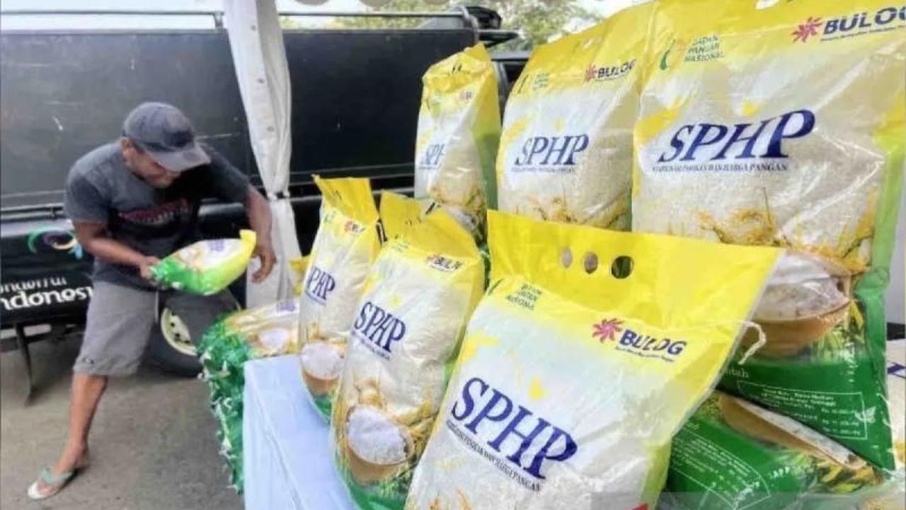 Fakta Unik Bulog Luwuk: 240 Ton Beras SPHP Disalurkan, Harga Pangan Aman di Tiga Kabupaten!