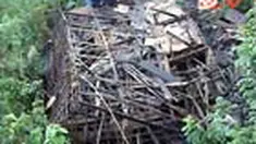 Dua rumah di Desa Maria, Bima, NTB, roboh karena longsor. Rumah panggung itu rata dengan tanah, bahkan sebagian jatuh ke bantaran sungai sedalam 15 meter. 