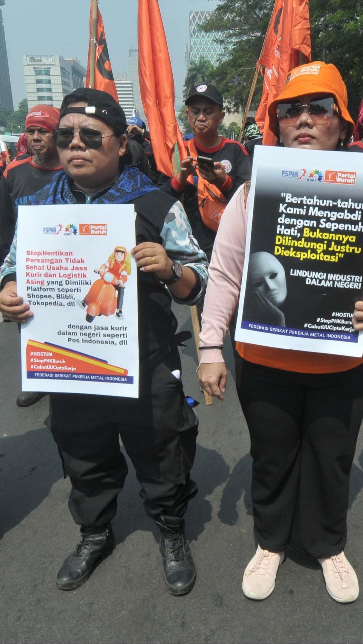 Para buruh yang tergabung dalam berbagai serikat pekerja ini mulai berkumpul sejak pukul 11.30. Mereka membawa spanduk dan poster berisi tuntutan. Foto: merdeka.com / Imam Buhori