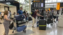 Suasana bandara Heathrow, di London,  Rabu (13/7/2022). Bandara tersibuk di Inggris itu telah memberlakukan pembatasan jumlah penumpang saat periode libur musim panas ini karena sektor penerbangan berjuang untuk mengatasi lonjakan permintaan perjalanan.  (AP Photo/Alberto Pezzali)