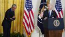 Mantan Presiden Barack Obama membungkuk memberi hormat kepada Presiden Joe Biden saat dia berbicara dalam sebuah acara tentang Undang-Undang Perawatan Terjangkau, atau biasa disebut Obamacare di East Room Gedung Putih di Washington, 5 April 2022. (AP Photo/Carolyn Kaster)