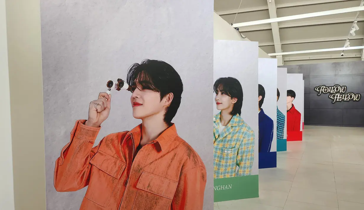 Memasuki area pertama, pengunjung pameran akan disambut dengan banner individu dari seluruh member Seventeen. Ada pula teropong yang dipakai oleh setiap member dalam foto banner tersebut. (Foto: Zulfa Ayu S/ Liputan6.com)