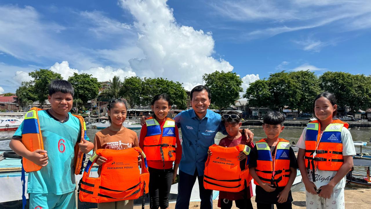 Salurkan Ratusan Life Vest untuk Nelayan Manado, PIS Raih Apresiasi Kemenhub
