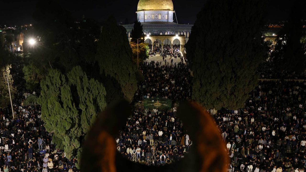 Ribuan Warga Palestina Beribadah Malam 27 Ramadan di Masjid Al Aqsa